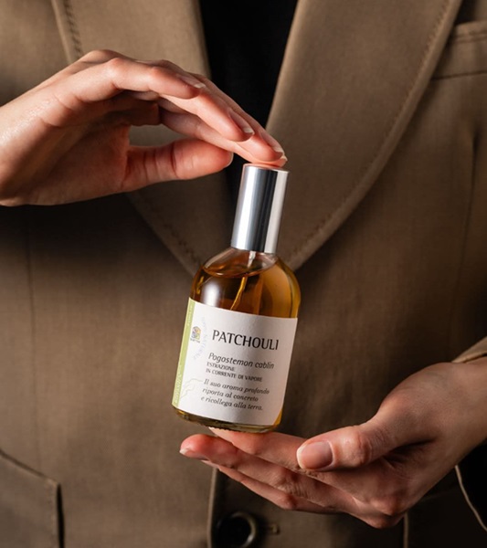 Profumo Patchouli 115 ml Olfattiva ambientato con foglie di patchouli fragranza naturale intensa e sensuale