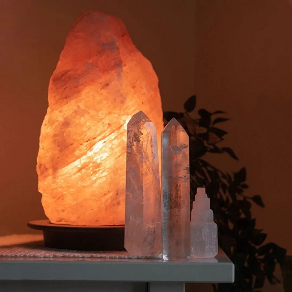 Lampada di sale Himalaya in soggiorno, luce ambientale rilassante