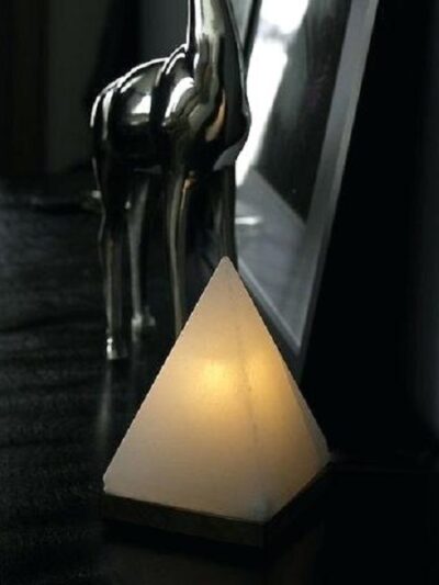 lampada-di-sale-bianco-himalaya-piramide-1-bicibio-bioprofumeria