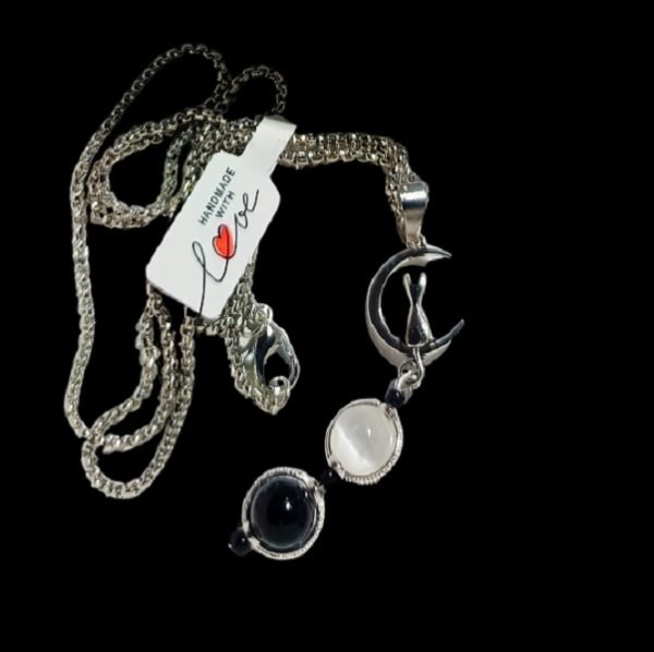 Collana-MoonCat-in-acciaio-selenite-ed-onice-1-bicibio-bioprofumeria