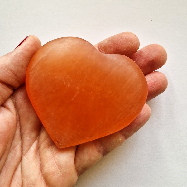 Cuore-di-selenite-arancione-3-bicibio-bioprofumeria