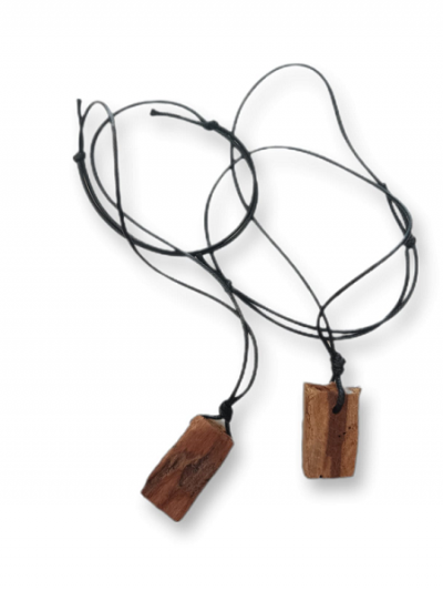 collana-porta-fortuna-in-palo-santo-1-bicibio-bioprofumeria