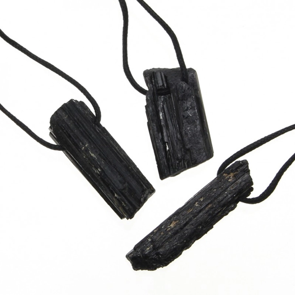 ciondolo-in-tormalina-nera-grezza-1-bicibio-bioprofumeria