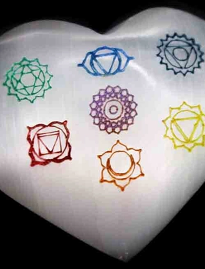 cuore-di-selenita-con-simboli-7-chakra-1-bicibio-bioprofumeria