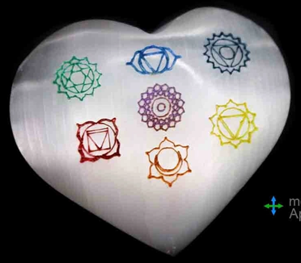 cuore-di-selenita-con-simboli-7-chakra-1-bicibio-bioprofumeria