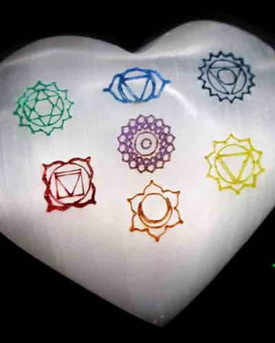 cuore-di-selenita-con-simboli-7-chakra-bicibio-bioprofumeria