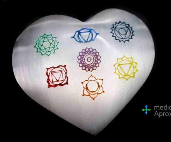 cuore-di-selenita-con-simboli-7-chakra-bicibio-bioprofumeria