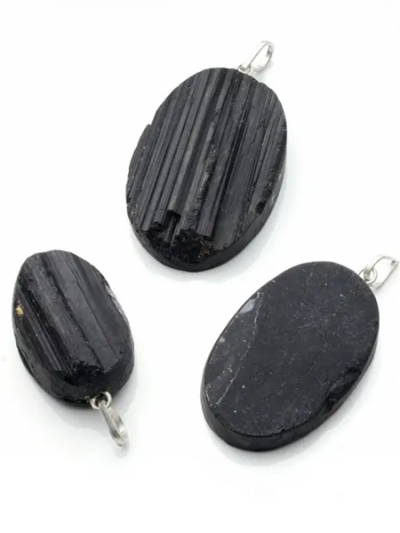 ciondolo-di-tormalina-nera-semilucida-1-bicibio-bioprofumeria