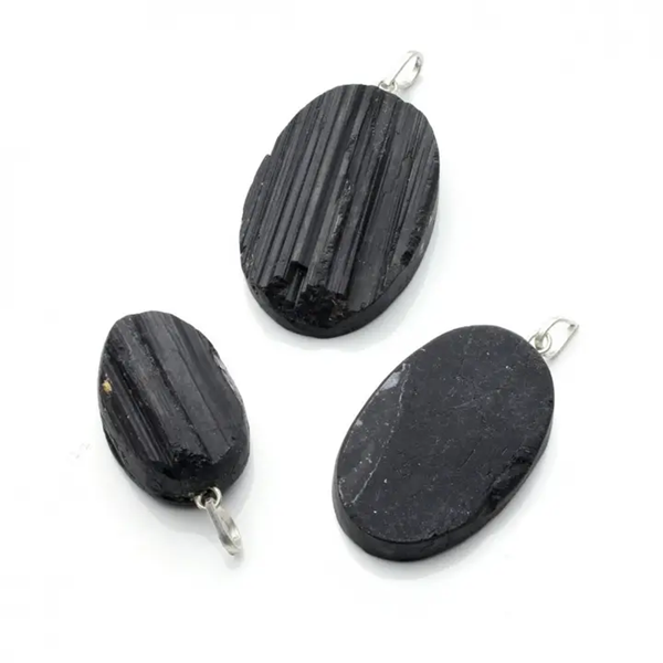 ciondolo-di-tormalina-nera-semilucida-1-bicibio-bioprofumeria