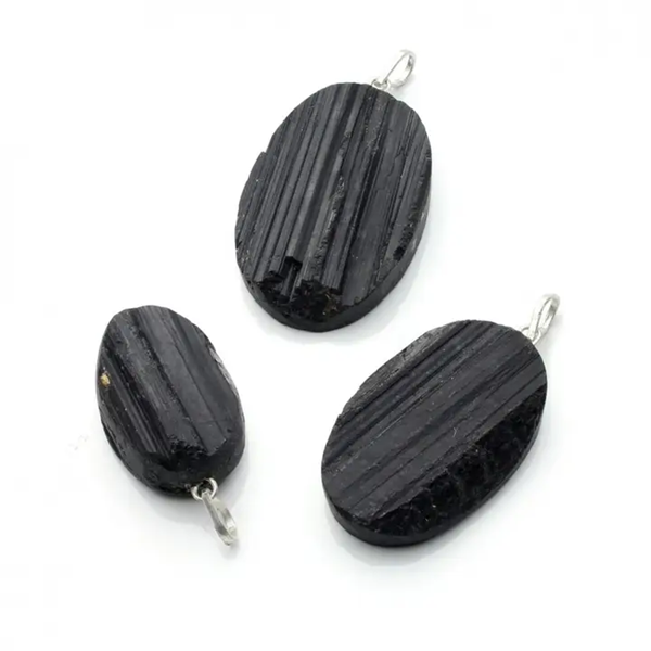 ciondolo-di-tormalina-nera-semilucida-bicibio-bioprofumeria