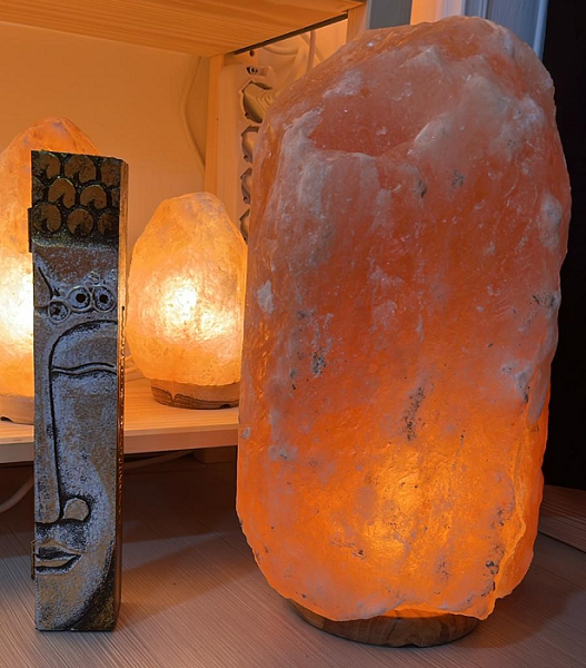 Lampade di Sale Artigianali dell’Himalaya: Guida Definitiva alle Lampade di Sale Rosa Naturali, Personalizzate e Fatte a Mano a Palermo