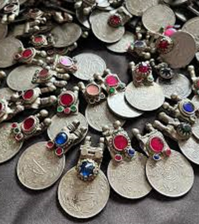 collana-tribale-etnica-afgana-pakistana-con-vecchie-monete-1-bicibio-bioprofumeria-palermo