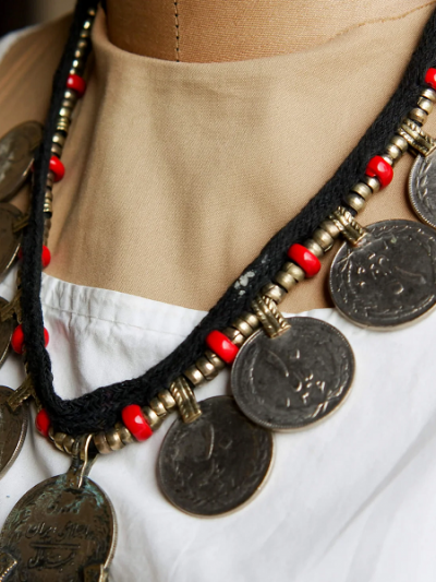 collana-tribale-etnica-afgana-pakistana-con-vecchie-monete-bicibio-bioprofumeria-palermo
