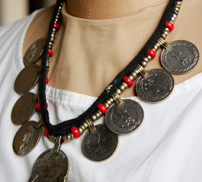 collana-tribale-etnica-afgana-pakistana-con-vecchie-monete-bicibio-bioprofumeria-palermo