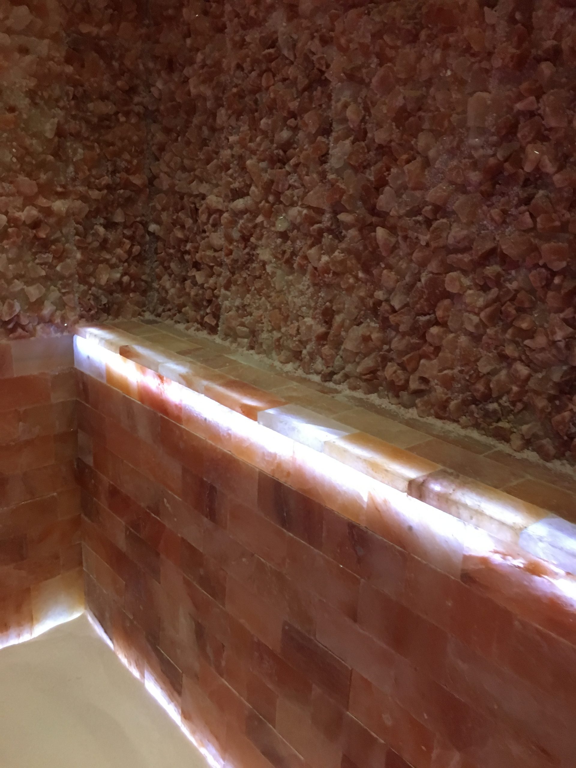 Pareti in Sale Rosa e Aloterapia: crea la tua Stanza del Sale