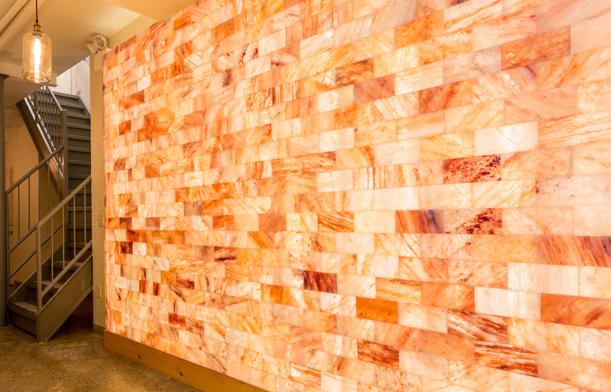 Pareti in Piastrelle di Sale Himalayano: l’ultima frontiera del benessere in casa, spa e hotel