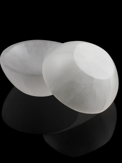 Ciotola in selenite con cristalli quarzo rosa e ametista per purificazione energetica