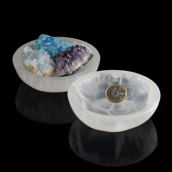 Vista laterale ciotola artigianale in selenite bianca naturale pietra energetica