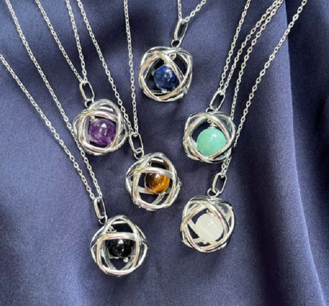 Collana regolabile Genesa con pietre semipreziose naturali in geometria sacra disponibile a Palermo e online