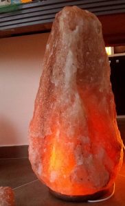 Lampada di Sale Himalayano artigianale per ambiente benessere e meditazione