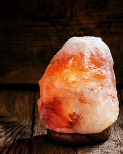 Lampada di sale rosa dell’Himalaya artigianale con base in legno naturale