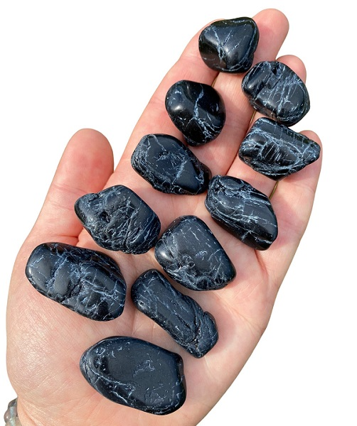 Dettaglio Tormalina nera burattata BiciBio Bioprofumeria Palermo cristallo nero lucido lavorazione burattata