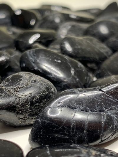 Tormalina nera burattata BiciBio Bioprofumeria Palermo pietra naturale levigata protettiva per energia e radicamento