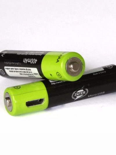 Lampada di sale rosa Himalayano accesa con luce calda naturale, ideale per relax e benessere