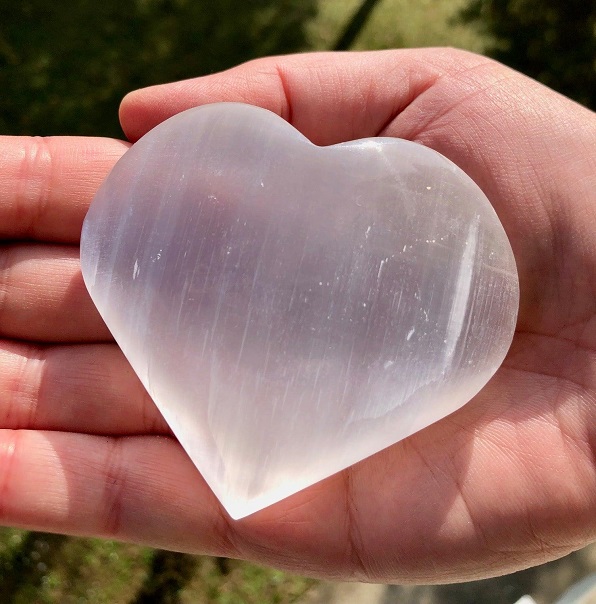 Selenite naturale grande forma cuore bioprofumeria Palermo
