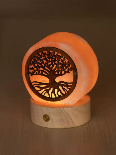 Lampada di Sale Himalayano a batteria vista laterale, Albero della Vita scolpito a mano, luce LED calda, arredo zen Palermo Sicilia