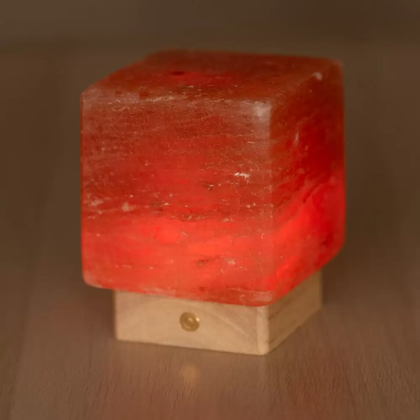 Lampada Sale Himalayano Cubo 2Kg LED RGB a batteria posizionata in soggiorno โ luce relax e design moderno, arredo casa Sicilia Palermo