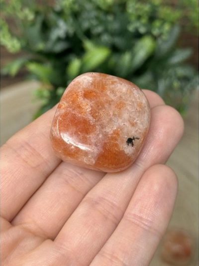 Pietra del Sole burattata naturale utilizzata nella cristalloterapia per energia e vitalità