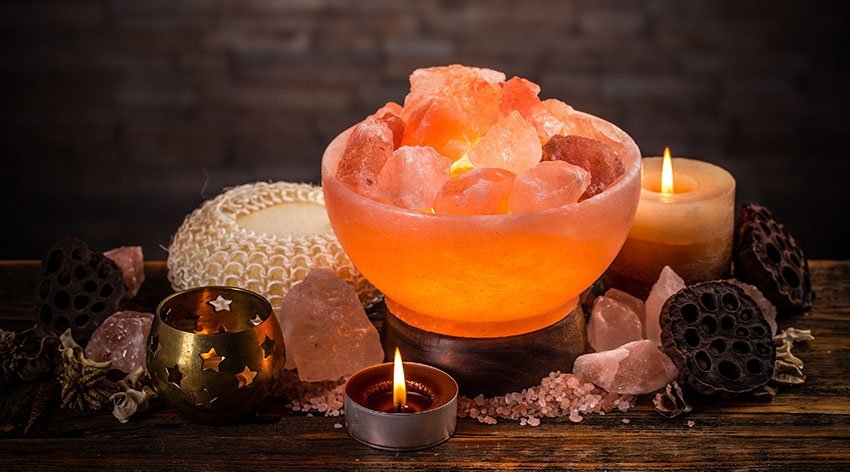 lampada di sale rosa con luce calda, benefici e proprietà per la casa lampada di sale bio per casa e ufficio, proprietà purificanti e benefici del sale himalayano